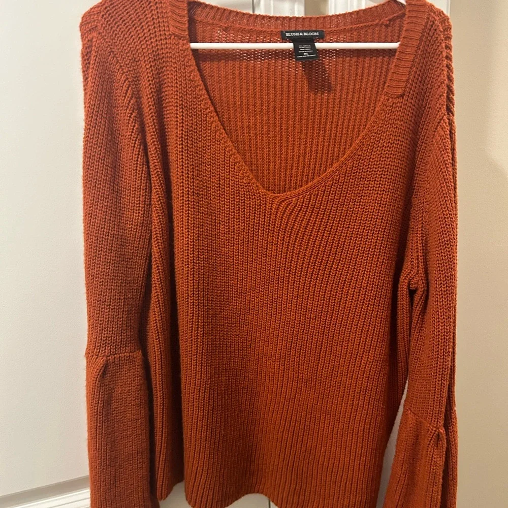✨Moving Sale✨ Women's V-Neck Sweater - Rust - Picture 2 of 2